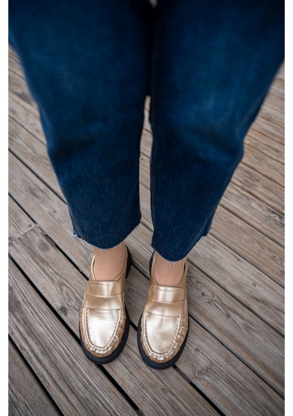 Montero Gold Bant Detaylı Kırışık Örme Dikişli Kadın Makosen modelleri