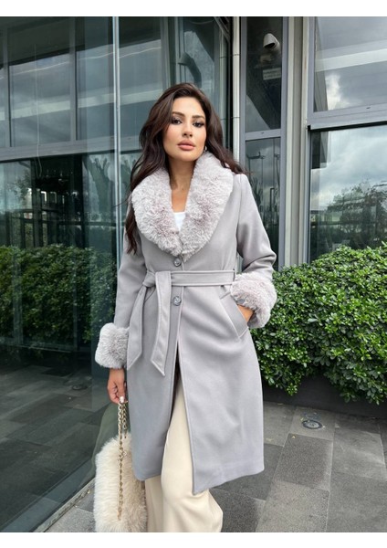 Yakası ve Kol Ağzı Kürklü Kuşaklı Gri Kaşe Manto modelleri