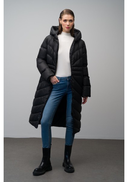 Kapüşonlu Uzun Şişme Mont Kadınlar İçin Kalın Polyester Siyah Desen Detaylı 2024 Sonbahar-Kış
