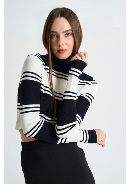 Boğazlı Triko Çizgili Crop Kazak