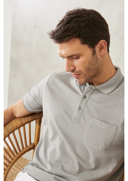 AC&Co / Altınyıldız Classics Erkek Çekmeyen Pamuklu Kumaş Regular Fit Rahat Kesim Gri Kıvrılmaz Polo Yaka Cepli Tişört