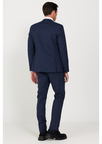 Slim Fit Dar Kesim Kırlangıç Yaka Kareli Yünlü Yelekli Takım Elbise