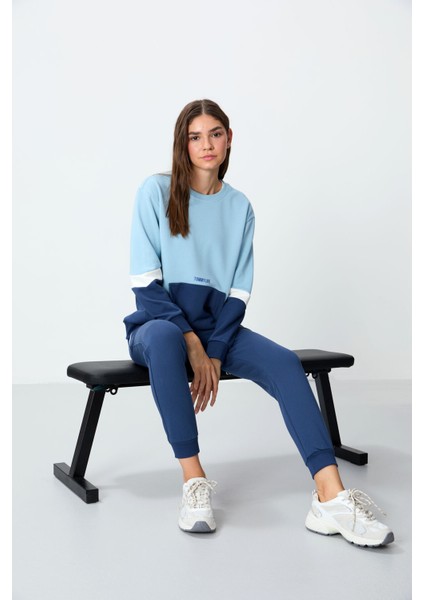 Açık Mavi Kompakt Pamuklu Kalın Pürüzsüz Dokulu O Yaka Oversize Fit Kadın Sweatshirt - 97289