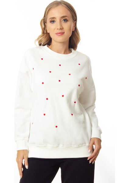 Kadın Rahat Kırmızı Kalp Desenli Yuvarlak Yaka Uzun Kollu Beyaz Sweatshirt