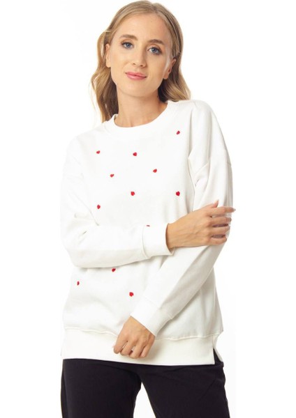 Kadın Rahat Kırmızı Kalp Desenli Yuvarlak Yaka Uzun Kollu Beyaz Sweatshirt fiyatları