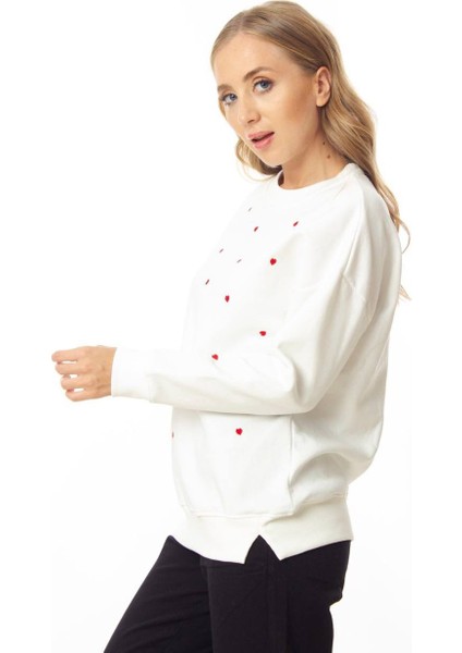 Kadın Rahat Kırmızı Kalp Desenli Yuvarlak Yaka Uzun Kollu Beyaz Sweatshirt modelleri