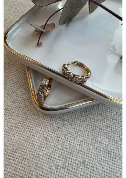 Çiçek Taşlı Halka Çelik Küpe