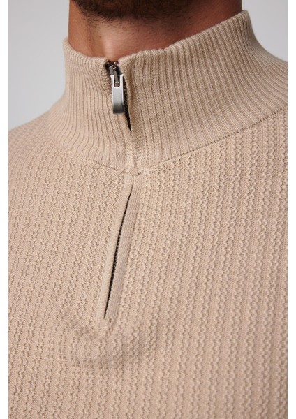 Slim Fit Dar Kesim Dik Yaka Fermuarlı Desenli Bej Erkek Triko Kazak fırsatları