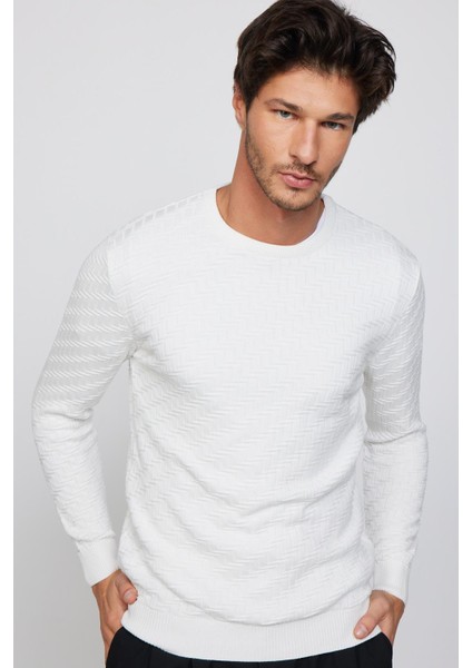 Slim Fit Dar Kesim Bisiklet Yaka Desenli Beyaz Erkek Kazak fiyatları
