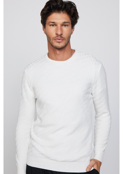 Slim Fit Dar Kesim Bisiklet Yaka Desenli Beyaz Erkek Kazak modelleri