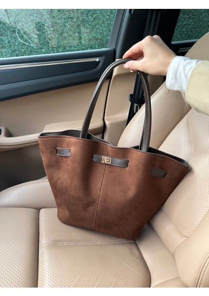 Süet Deri Mıknatıs Kapamalı Kilit Detaylı El ve Omuz Çantası