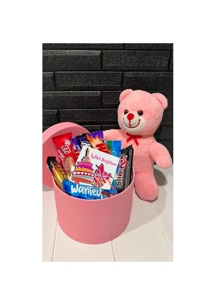 Pembe Ayıcık ve Atıştırmalıklarla Dolu Romantik Doğum Günü Hediyesi