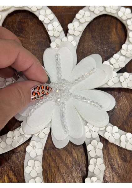 21X21 cm Beyaz Pulllu Çiçek Boncuk Işleme Çiçek Arma Dikiş Aplike