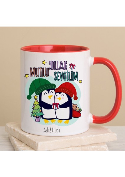 Kişiye Özel Yeni Yıl Temalı Sevgili Penguenler Kırmızı Kulplu Kupa Bardak 80236