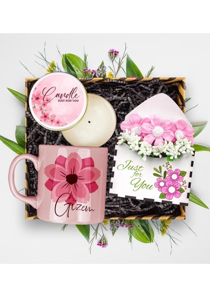 Kişiye Özel Çiçek Tasarım Kupa & Mum & Papatya Figür Mektup Aranjmanı 113186