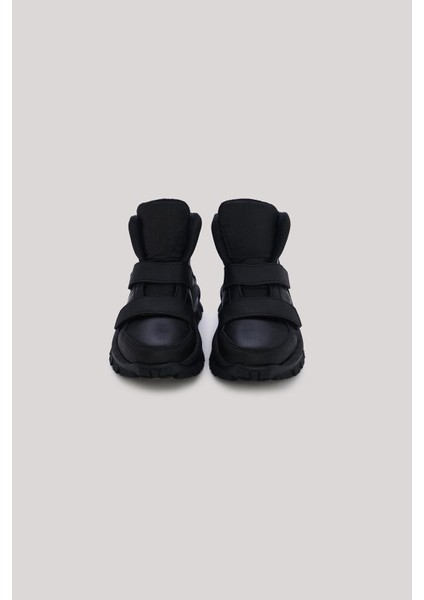 Siyah Bot Erkek Çocuklar İçin Kaymaz Taban ve Rahat İç Yapı