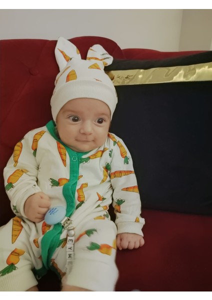Kulaklı Şapkalı Havuç Baskılı Uzun Kollu Bebek Tulumu