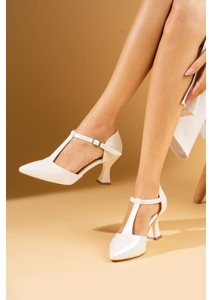 Sivri Burun Yanları Açık Tokalı Kadeh Topuklu Kadın Ayakkabı 018-812-24CILT modelleri