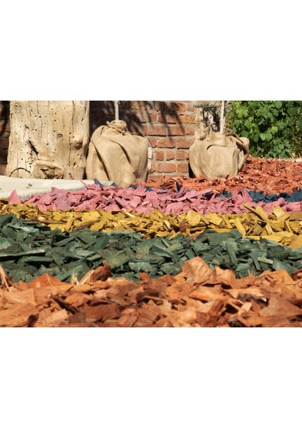 Dekoratif Kırmızı Renkli Ahşap Malç 40 Litre 2-5 cm Renkli Ağaç Kabuğu Renkli Ağaç Yongası Bahçe Dekor Peyzaj Color Mulch