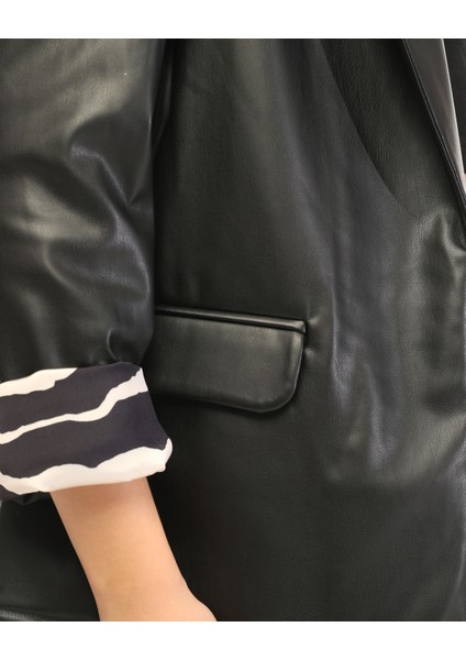 Siyah Deri Blazer Ceket ve Şortlu Etek Takımı Kolda Desenli Manşet Detaylı fırsatları