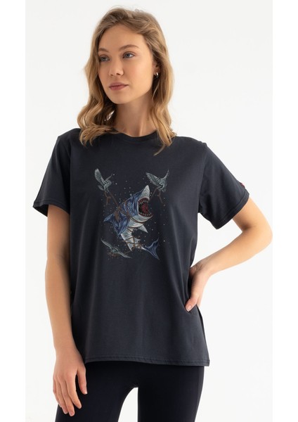 Baykuş Ve Köpekbalıklı Tasarım T-Shirt