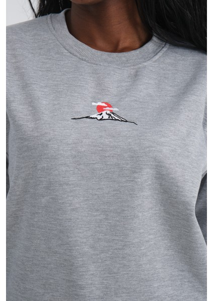 Mount Fuji Kadın Yuvarlak Yakalı Nakışlı Gri Sweatshirt