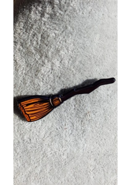 Cadı Süpürgesi Rozet. Cadı Rozet, Süpürge Rozet. Pin, Broş. Halloween, Cadılar Bayramı.