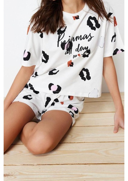 Kadın %100 Pamuk Bisiklet Yaka Kısa Kol %100 Pamuk Leopar Desenli Sloganlı Örme Pijama Takımı modelleri