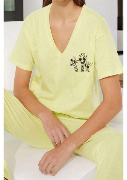 Kadın Pamuk V Yaka Kısa Kol Baskılı Cep Detaylı Geniş Kalıp T-Shirt Pantolon Örme Pijama Takımı