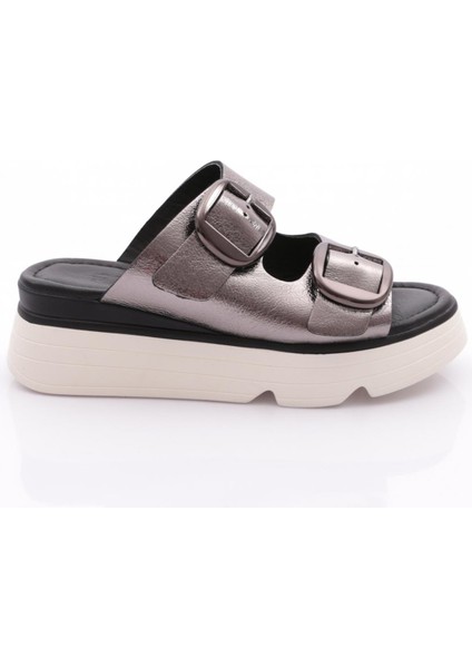 Kadın Terlik Kalın Taban ve Düz Topuk ile Şık Platin Renk