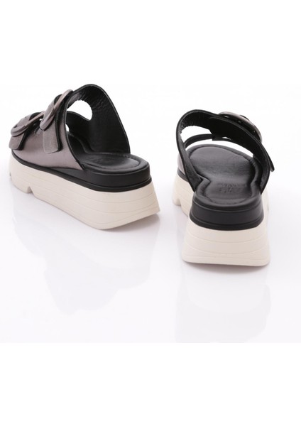 Kadın Terlik Kalın Taban ve Düz Topuk ile Şık Platin Renk modelleri