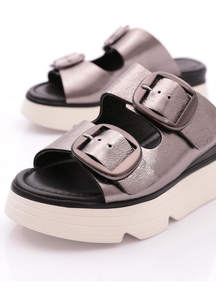 Kadın Terlik Kalın Taban ve Düz Topuk ile Şık Platin Renk fırsatları