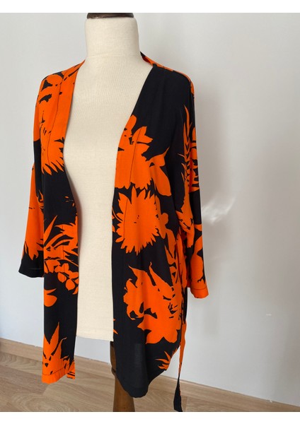 Kadın Oversize Siyah Zemin Turuncu Iri Çiçek Desenli Kuşaklı Kimono fiyatları