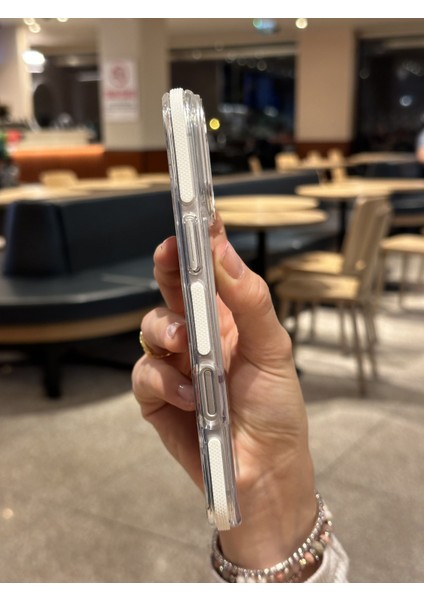 iPhone 16 Plus Uyumlu Darbelere Karşı Korumalı Magsafe Özellikli Beyaz Detaylı Sararmaz Şeffaf Kılıf