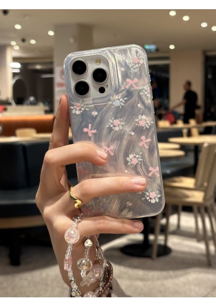 iPhone 15 Pro Max Uyumlu Kurdeleli Çiçekli Desenli Boncuklu Bilek Askılı Charmlı Kılıf