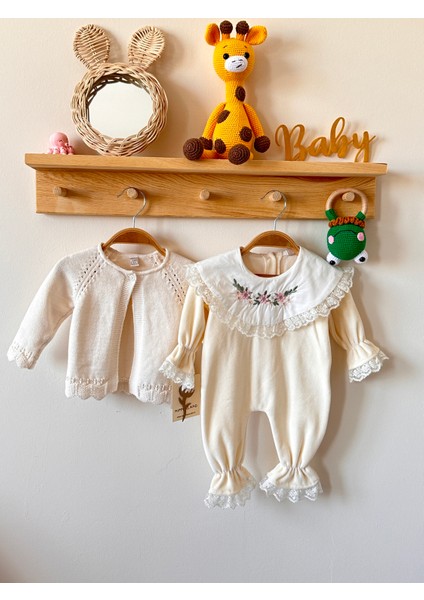 Ellie Kız Bebek Organik Pamuklu Çiçek Nakışlı Dantelli Kadife Tulum ve Hırka Takımı