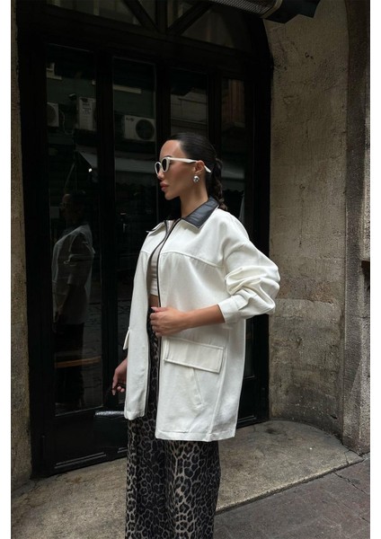 Deri Yakalı ve Fermuarlı Ekru Ceket