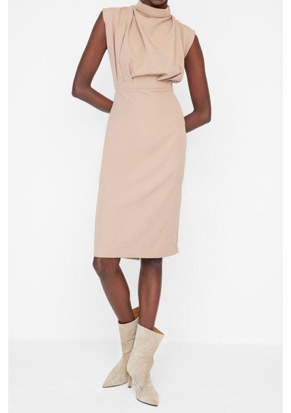Moda Kolsuz Dik Yaka Midi Elbise Camel Vücuda Oturan Dik Yaka Midi Kalem Etek Dokuma Elbise