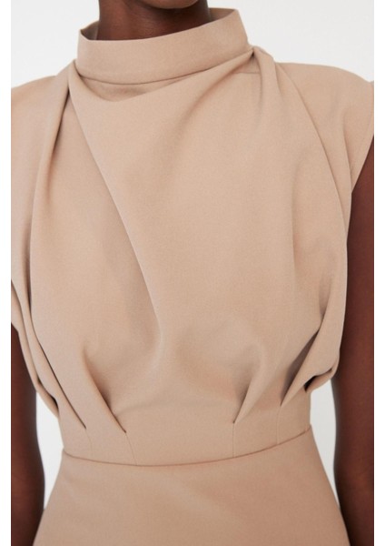 Moda Kolsuz Dik Yaka Midi Elbise Camel Vücuda Oturan Dik Yaka Midi Kalem Etek Dokuma Elbise