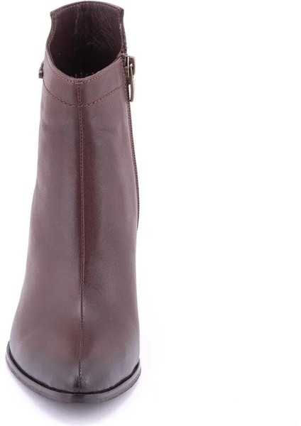 2355801K Kadın Deri Dikiş Detaylı Tokalı Fermuarlı Topuklu Bot modelleri