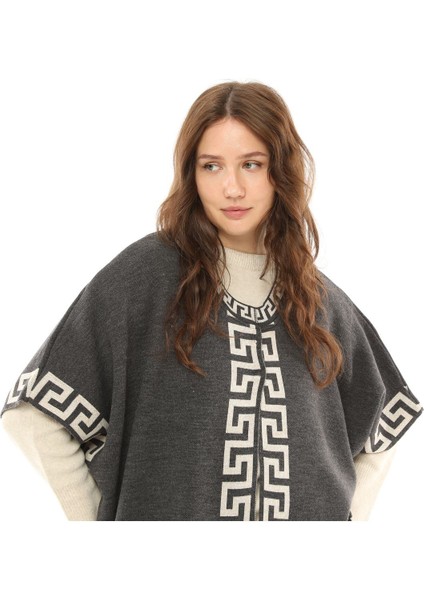 Kadın Star Model Desenli Çıtçıt Detaylı Oversize Kalın Panço