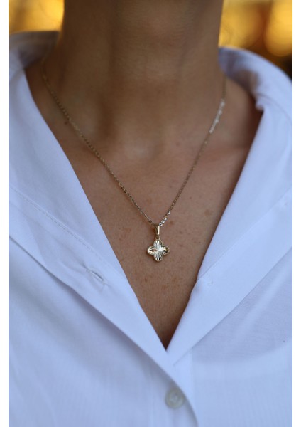 14 Ayar Altın Işıltılı Yonca Kolye Ucu fırsatları