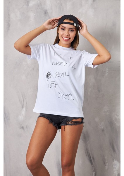 This Is Based On Real Story Yazılı Beyaz Kadın T-Shirt