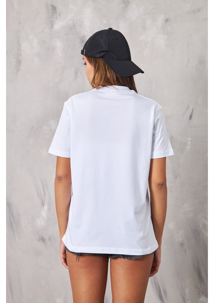 This Is Based On Real Story Yazılı Beyaz Kadın T-Shirt fiyatları