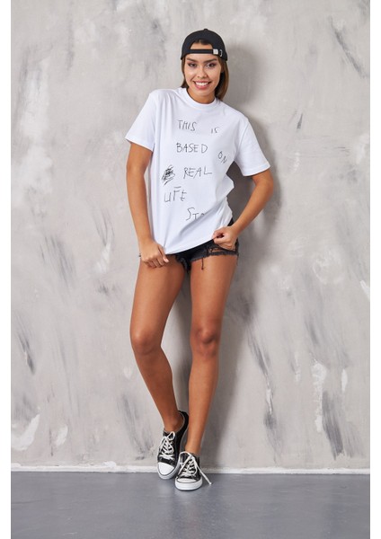 This Is Based On Real Story Yazılı Beyaz Kadın T-Shirt modelleri
