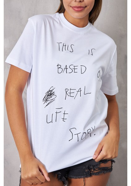 This Is Based On Real Story Yazılı Beyaz Kadın T-Shirt fırsatları