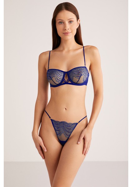 Dora Dantel String