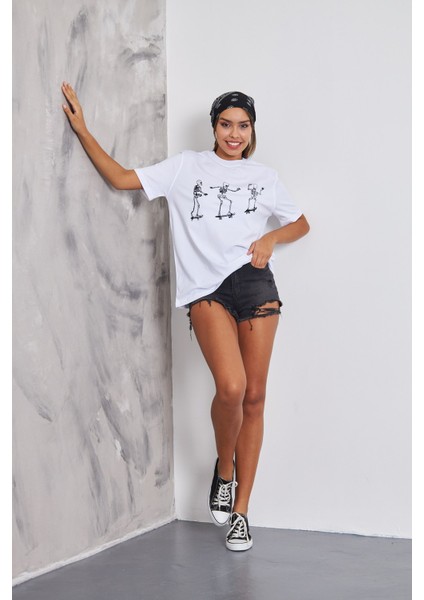 Kaykay Yapan Iskeletler Tasarım Baskılı Beyaz T-Shirt fiyatları