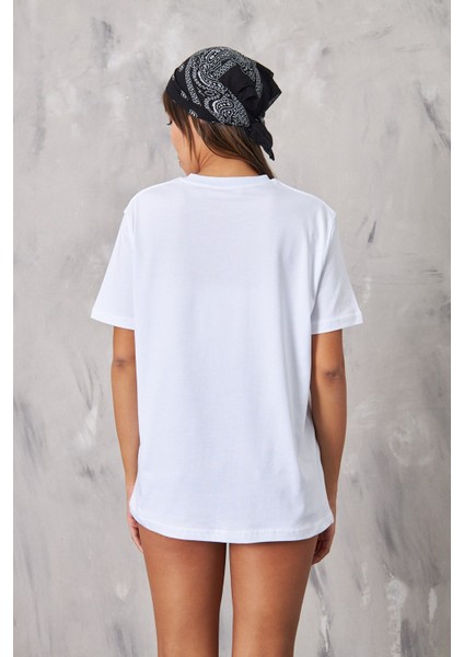 Kaykay Yapan Iskeletler Tasarım Baskılı Beyaz T-Shirt modelleri