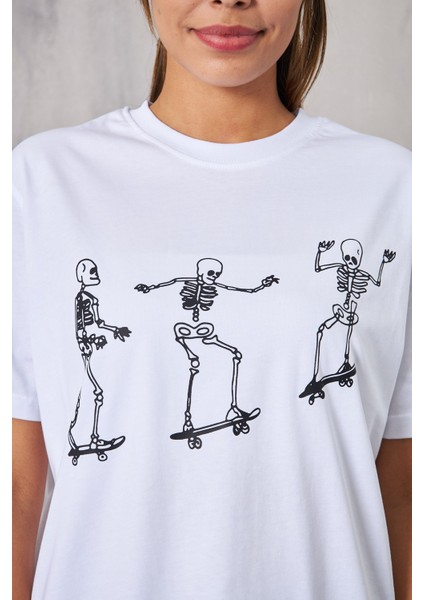 Kaykay Yapan Iskeletler Tasarım Baskılı Beyaz T-Shirt fırsatları